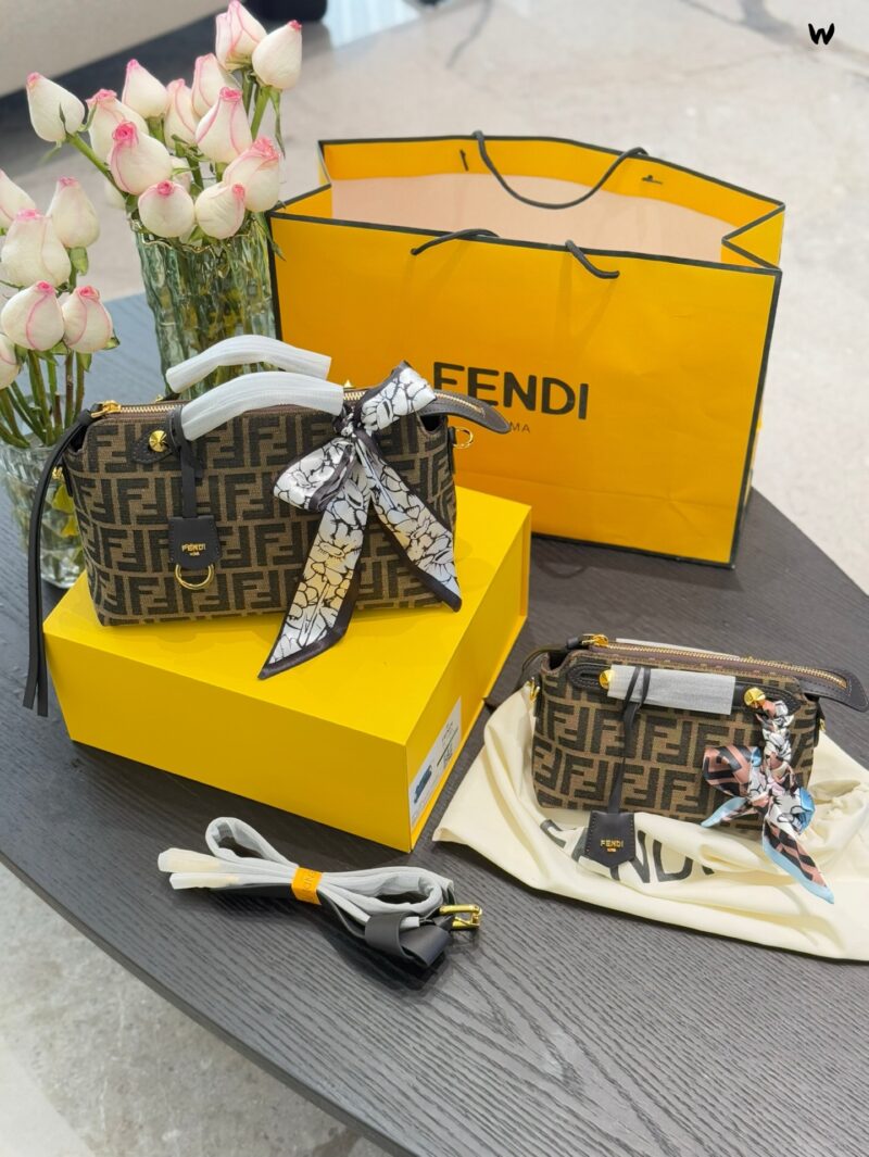 Fendi new pillow bag p230p245
Using the ultra soft Cuoio Romano is really easy and easy to carry! Each season has different designs, bringing us endless surprises and showcasing our unique charm. This handbag is truly both fashionable and practical! ...