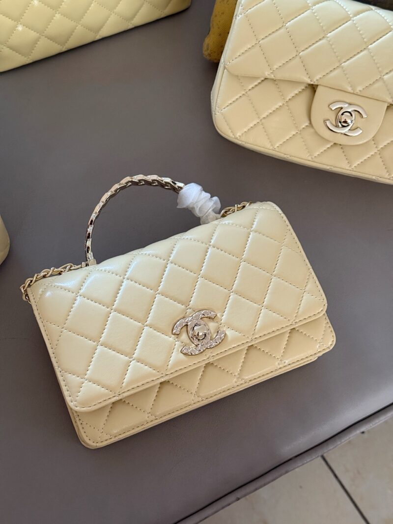 b4cfc26bef.jpg 225 boxes
Grandma Xiang's color is really amazing/stunning
size:20*13cm
Xiaoxiang Family Wealth Bag
Woc Wealth Pack, can have
You must arrange for yourself
I heard that yellow is tender and attracts wealth