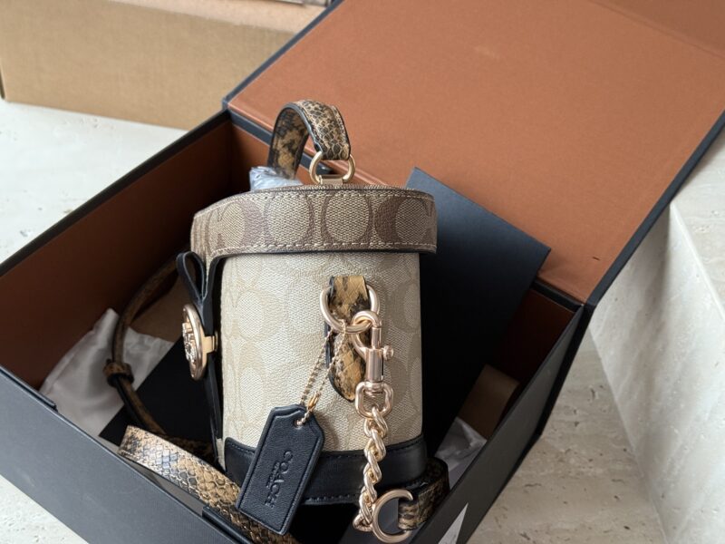 b504c2bee9.jpg 235 box
size:19*13cm
C's new model Georgie
Limited edition presbyopia box bag,
This one exudes a high-end texture,
And it's super versatile.
It's time to give yourself a seasonal bag~
Original hardware! Order version!