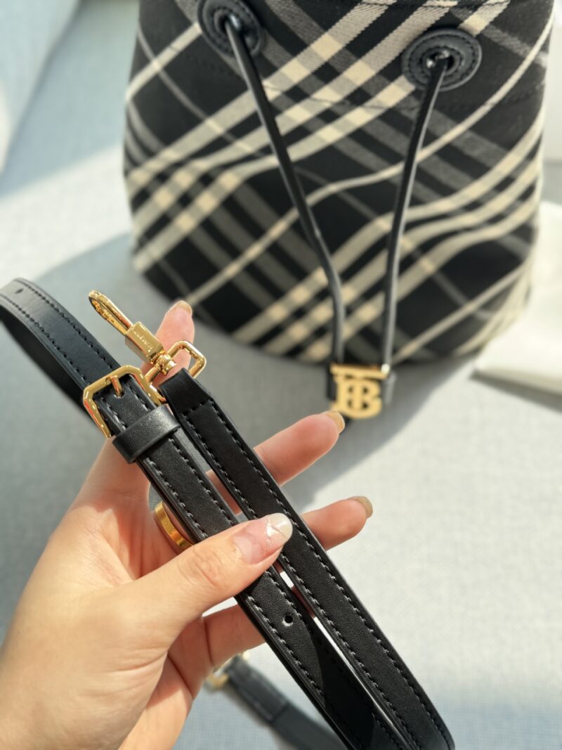 200 fold box
size：26×26
Burberry plaid bucket bag, single shoulder handbag
B's one of the few bags with both design and sophistication
Can be carried by hand or slung diagonally
Various styles can be mastered and super versatile~
Compared to other...