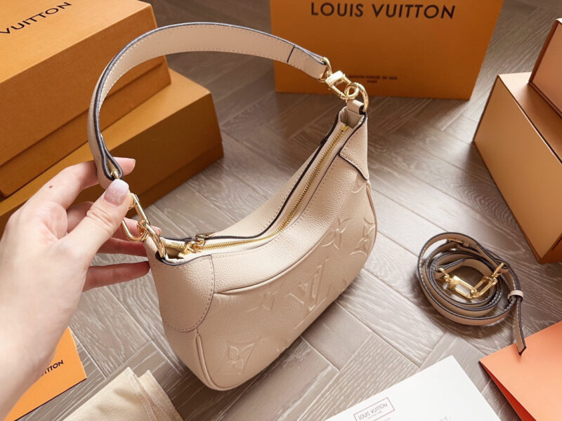 b513429973.jpg 235 box
size:23*12cm
L Home Bagatelle Leather Underarm Bag
The armpit and back look great!
The crossbody bag is also beautiful!
The more you look at it, the more durable the bag becomes!
Grandma's Upper Body Effect
Love to the point of bursting!
Se...