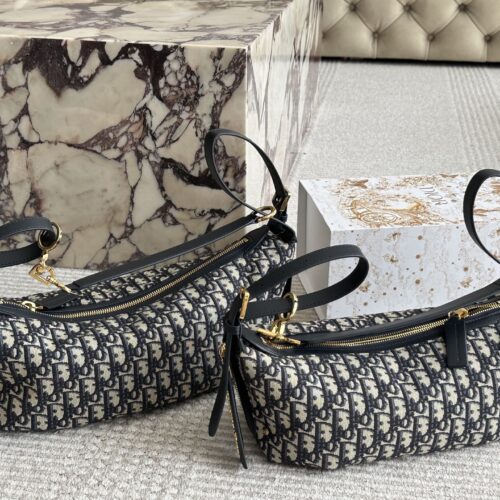 Dior vintage bento bag is stylish, casual, and full of relaxation
Interpreting a fashionable new posture, with a stylish and casual appearance, inadvertently revealing a sense of relaxation. Put on an off shoulder top and black skirt, adding a touch ...