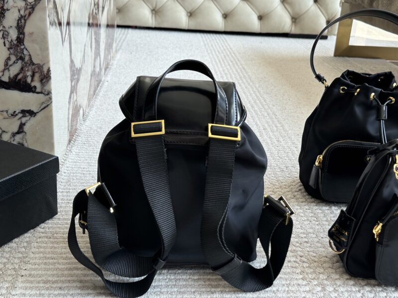 b52b7d80cb.jpg 220 sets of boxes
size:21 24cm
Prada Hobo Nylon Backpack
Seeing the physical object is truly perfect!
package ??
Designed to be super convenient and comfortable!