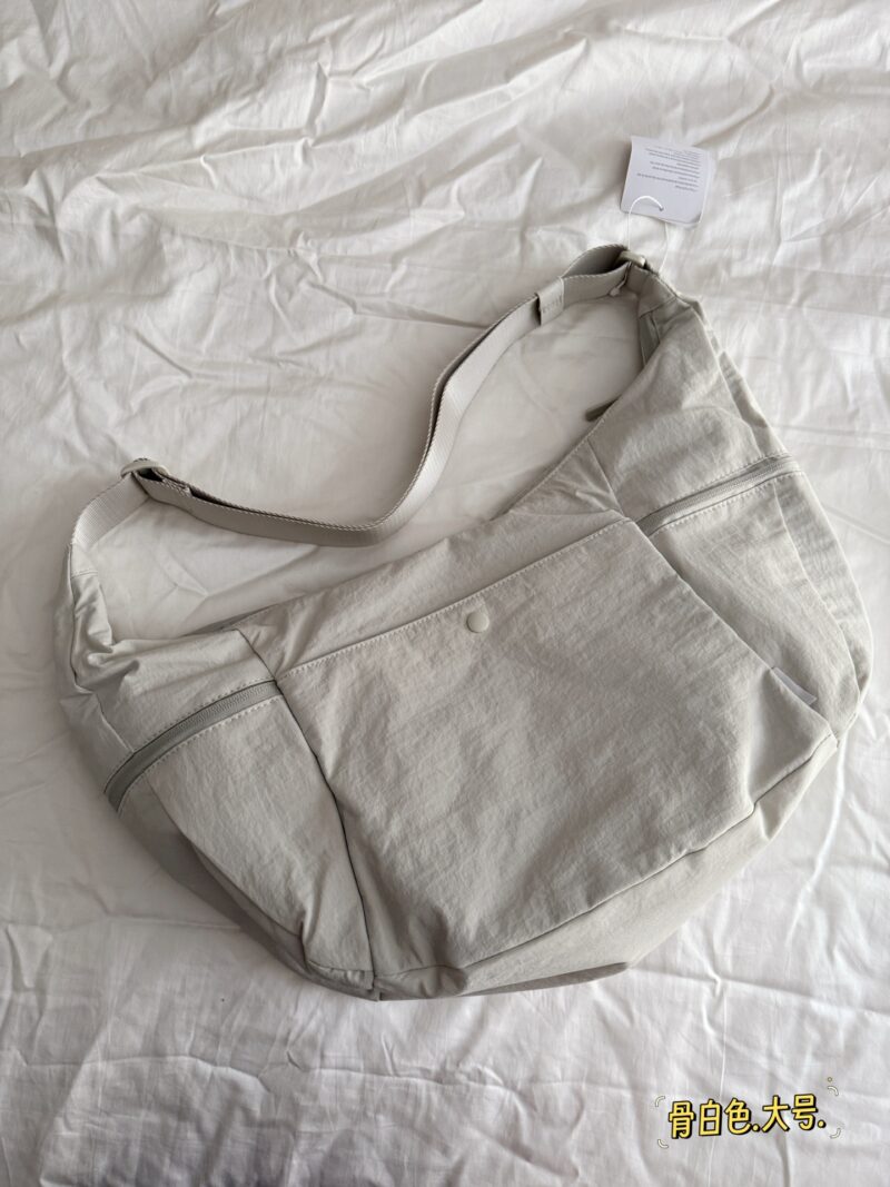 b55a1130f8.jpg 210 200 without box
Size: Width 50 * Height 25cm (Large)
Top width 40 * height 20cm (small size)
Lululemon croissants
Comparison | 6L/Bone White 13L
13L is very suitable for short distance travel,
Lightweight and portable, I personally feel that bone...