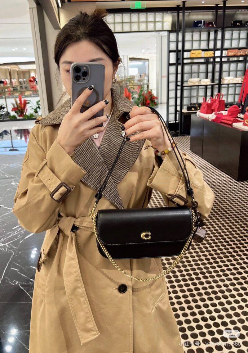 Coach's New Year's bestseller is here~
Many sisters like the brook flap chain
I am willing to become the god of cost-effectiveness for Coach for 25 years!!!
Compact and exquisite Working, commuting, leisure, and going out of the street are no problem...