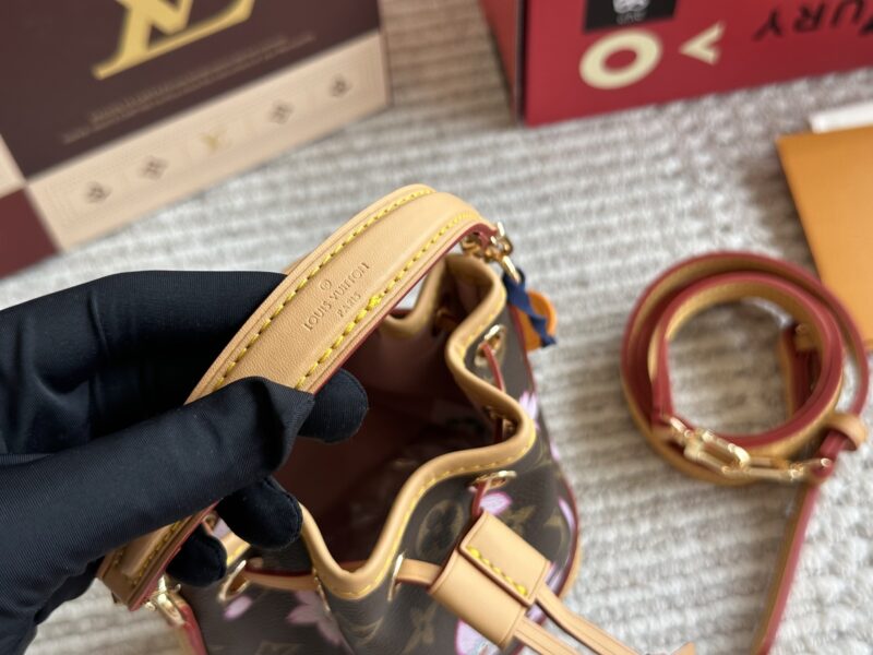 b5763d71dd.jpg 215 boxes
size:13*16cm
L's new nano bucket bag
Noe bucket bag is super cute!
Old flower ydds!
Get in quickly! Get in quickly!
I really love it! Because it's really easy to match!