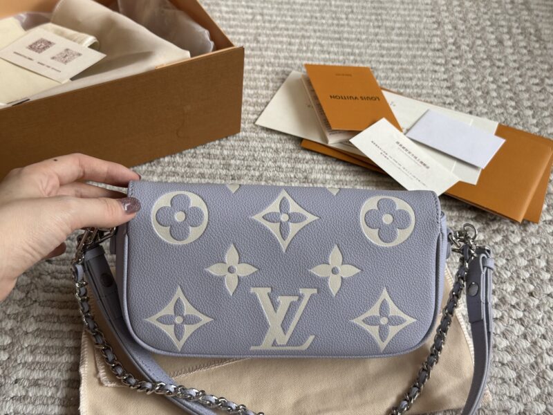 b57a7586b4.jpg 225 boxes
size:22*12cm
L Home Cream White Ivy Woc
Real milk dripping~Super suitable for summer
Mahjong bag with double chain design
Can be carried diagonally, single shoulder, or handheld
The built-in card slot is cute and easy to use!