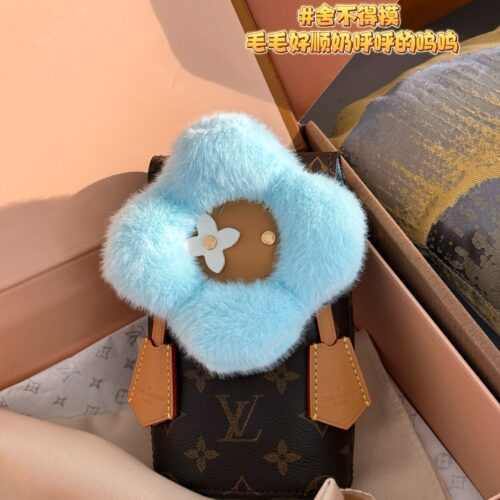 210 box
size：10*18cm
L's limited edition Vivienne phone case is here
Who can refuse the plush Vivienne
Accurately capture your girlish heart
Xiaohuahua has a super good hand feel,
The physical object is super beautiful,
Who hasn't owned it yet? The...