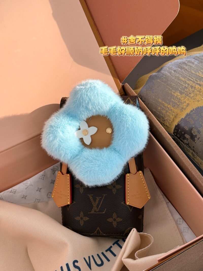 b57d573057.jpg 210 box
size:10*18cm
L's limited edition Vivienne phone case is here
Who can refuse the plush Vivienne
Accurately capture your girlish heart
Xiaohuahua has a super good hand feel,
The physical object is super beautiful,
Who hasn't owned it yet? The...