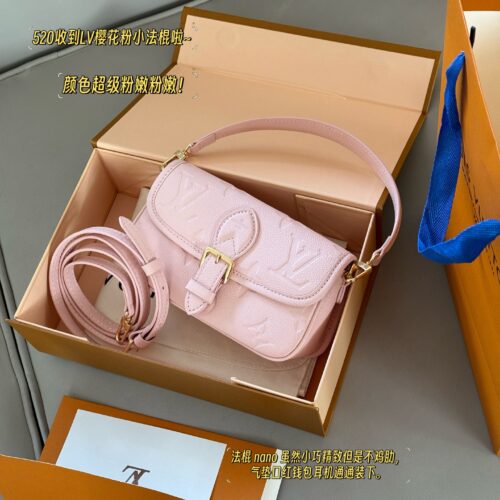 235 box upgrade version
size：19*11cm
L Family Diane Stick
Nano size has arrived
I can't believe it!
Pink cherry blossom pink nano, mini cute~