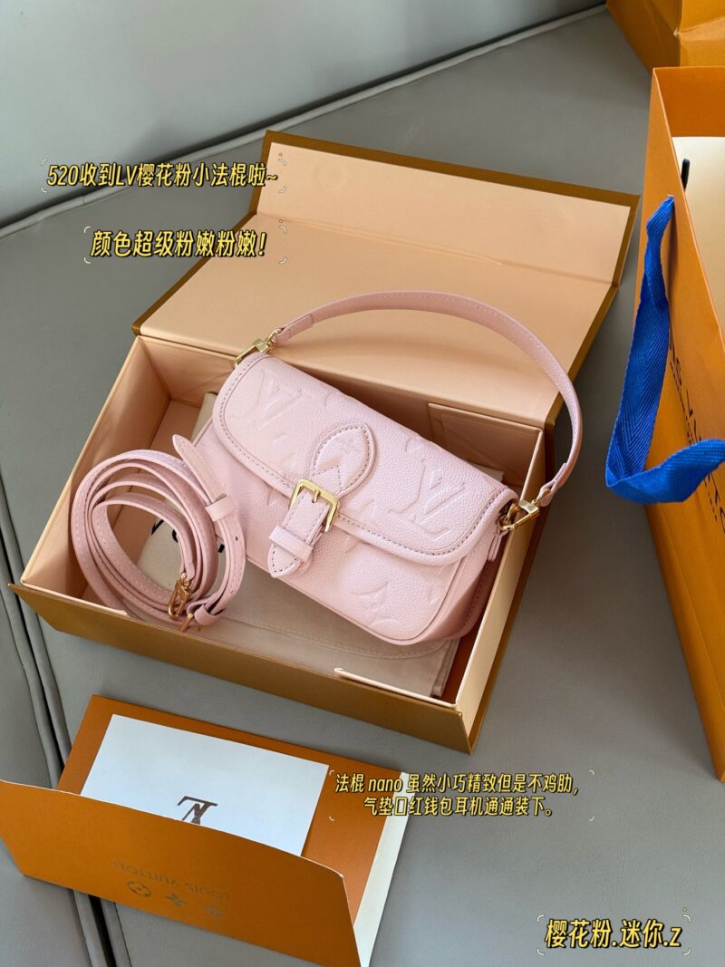 b588562a7e.jpg 235 box upgrade version
size:19*11cm
L Family Diane Stick
Nano size has arrived
I can't believe it!
Pink cherry blossom pink nano, mini cute~