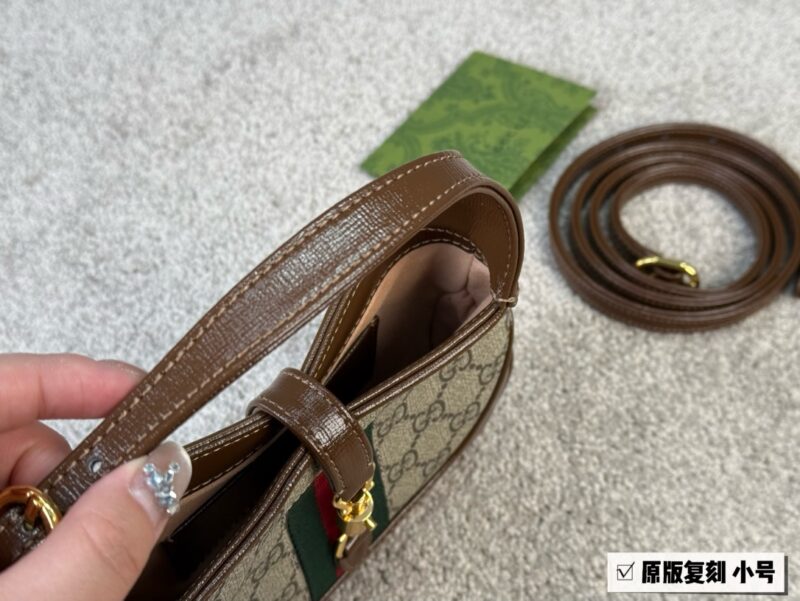 GG new 1961 armpit bag looks better the more you look at it
Size: 19 * 13 (small)
That's really amazing!
Both big and small phones
Can be worn under the armpit or slung diagonally
Don't say much, it depends on the quality!
???? Cowhide quality