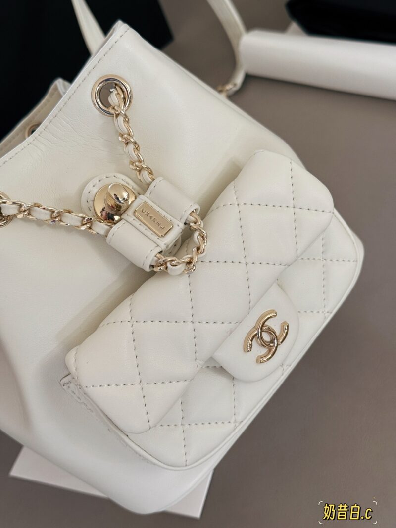 260 boxes
size：18*20cm
Xiaoxiang Family Duma Backpack
The texture of the bag is super good!
Fine grain sheepskin!
The cutest backpack of the season
? Single shoulder ? Double shoulder ? Handheld