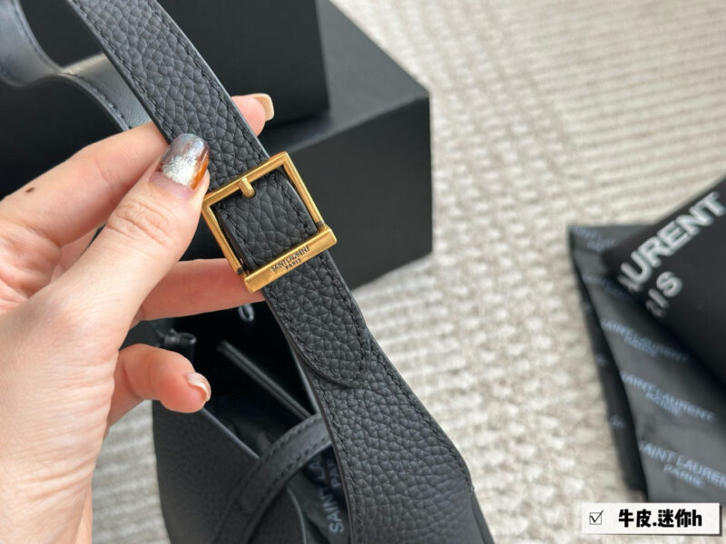 b58f048dde.jpg 240 box cowhide
Size: 16 * 15cm (Mini)(
Who hasn't owned it yet
ysl soft hobo! I really love this bag
Extremely practical!
Choose it for the big bag~
The leather feels so good!