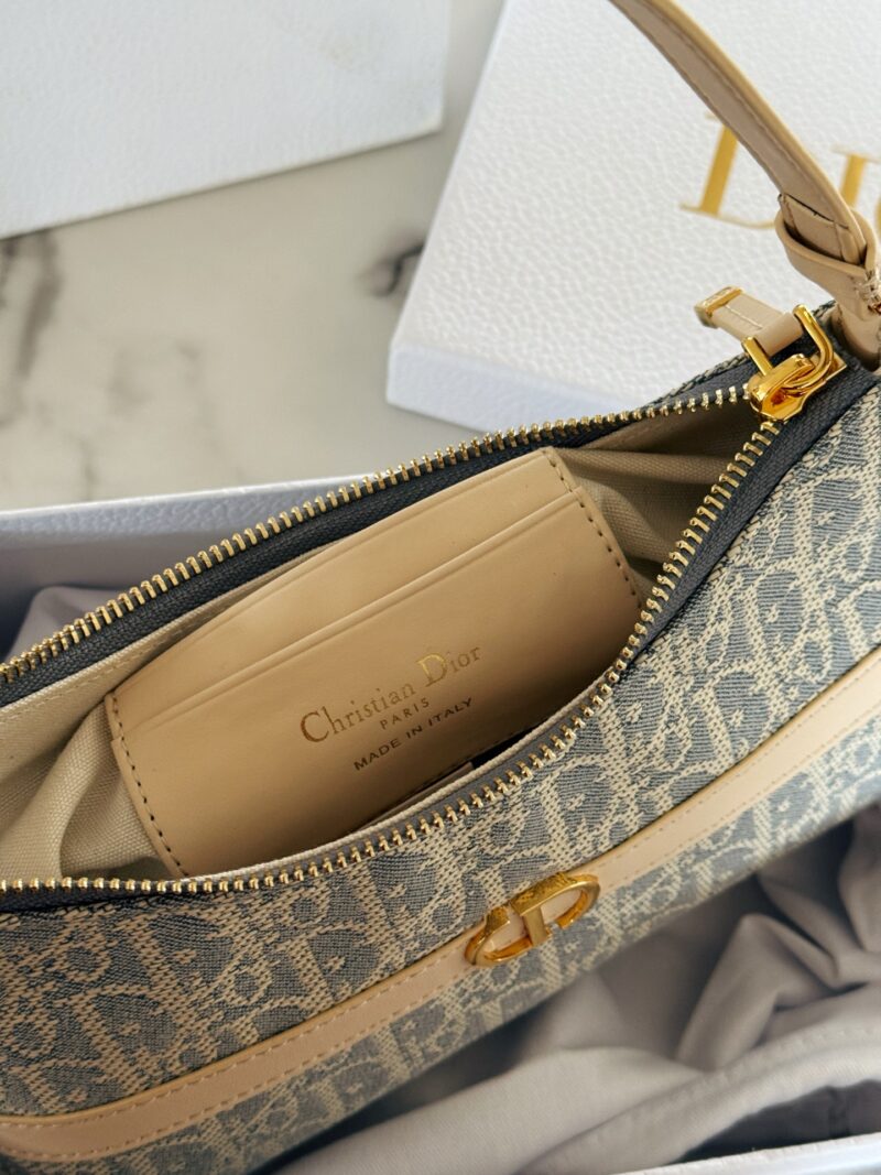 265 box
size：24*14cm
D's Super Cute Dumpling Bun Caro
Early spring armpit bag/hobo
Although it looks small
But installing Promax is no problem!
Lightly equipped and extremely elegant~Recommended by Lucy!