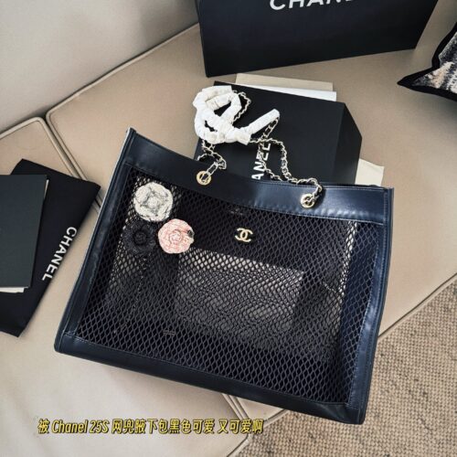 220 230 (brooch) with box
size：41*23cm
Xiaoxiangjia 25S fishing net bag
You can DIY it perfectly with the brooch!
It's too fragrant to love
There is also a small card bag inside, which can hold some change cards~
Hahaha, this is also perfect for su...