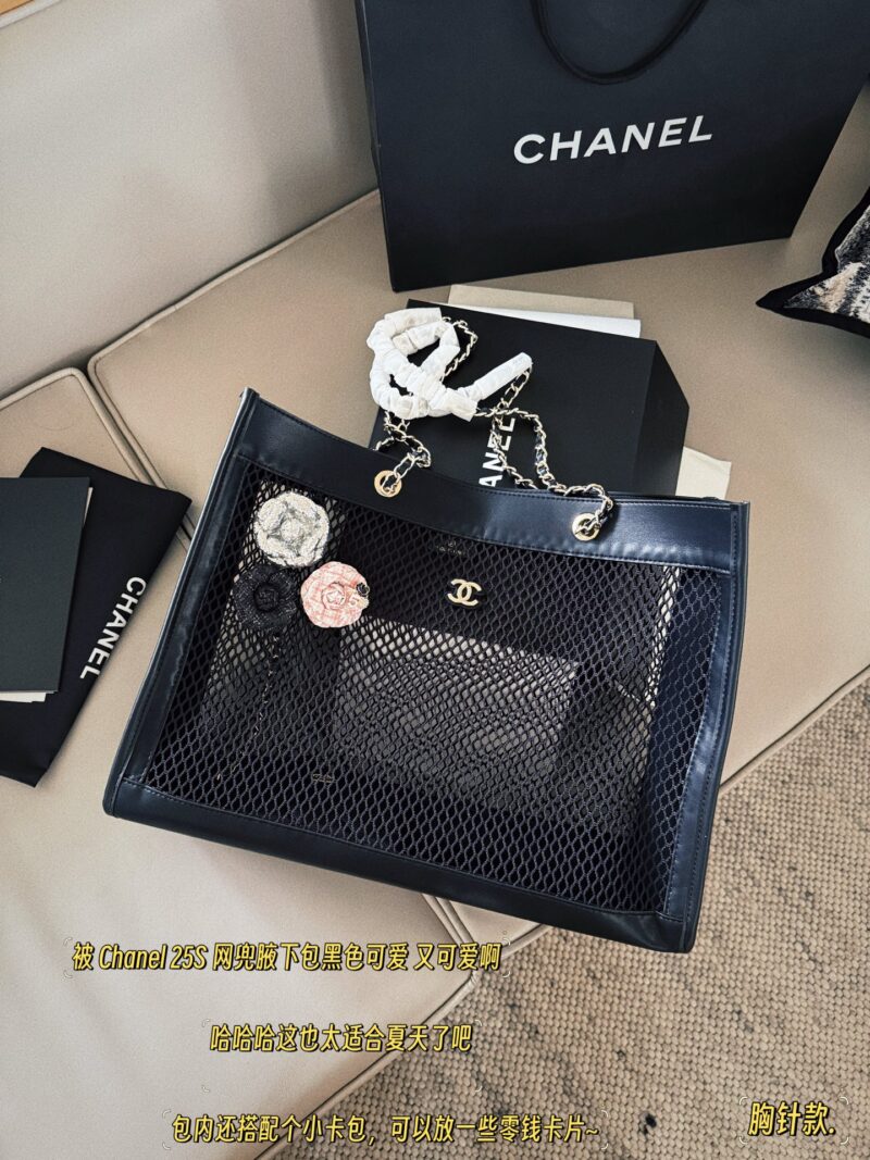 b596e923dd.jpg 220 230 (brooch) with box
size:41*23cm
Xiaoxiangjia 25S fishing net bag
You can DIY it perfectly with the brooch!
It's too fragrant to love
There is also a small card bag inside, which can hold some change cards~
Hahaha, this is also perfect for su...
