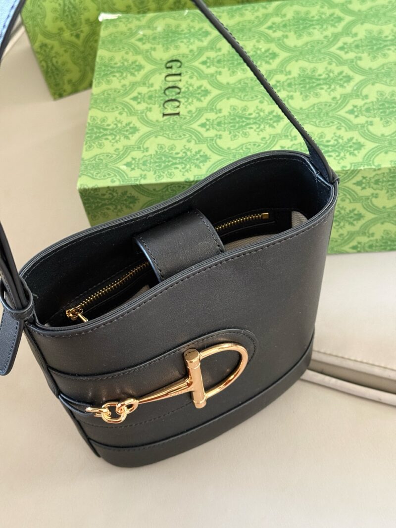 b5a4e57fc5.jpg 230 without box
size:18*20cm
GG bucket bag with versatile HOBO design
Very durable
Practical large capacity~
Configure extended shoulder straps
It can better meet different dressing needs and allow you to freely match them