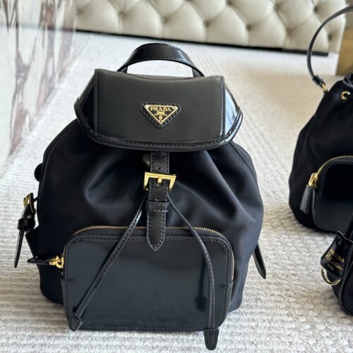 220 sets of boxes
size：21 24cm
Prada Hobo Nylon Backpack
Seeing the physical object is truly perfect!
package ??
Designed to be super convenient and comfortable!