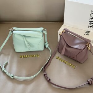 230 Complete Gift Box Set
size：28×21
LV dumpling bag handbag shoulder crossbody bag steel hardware counter 163 frequency conversion chip
Easy interpretation of retro fashion
The bag is quite spacious, simple yet not simple, and does not require ex...