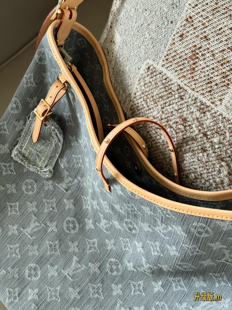 b5e43f9df2.jpg 360 box upgrade version
size:41*29cm
L's old flower, Carryall, is everywhere on the road,
Let's have a different one
This denim bag exudes a vintage atmosphere and is packed with UP!
The pattern, fabric, and hardware taste are all okay!
Carryall de...