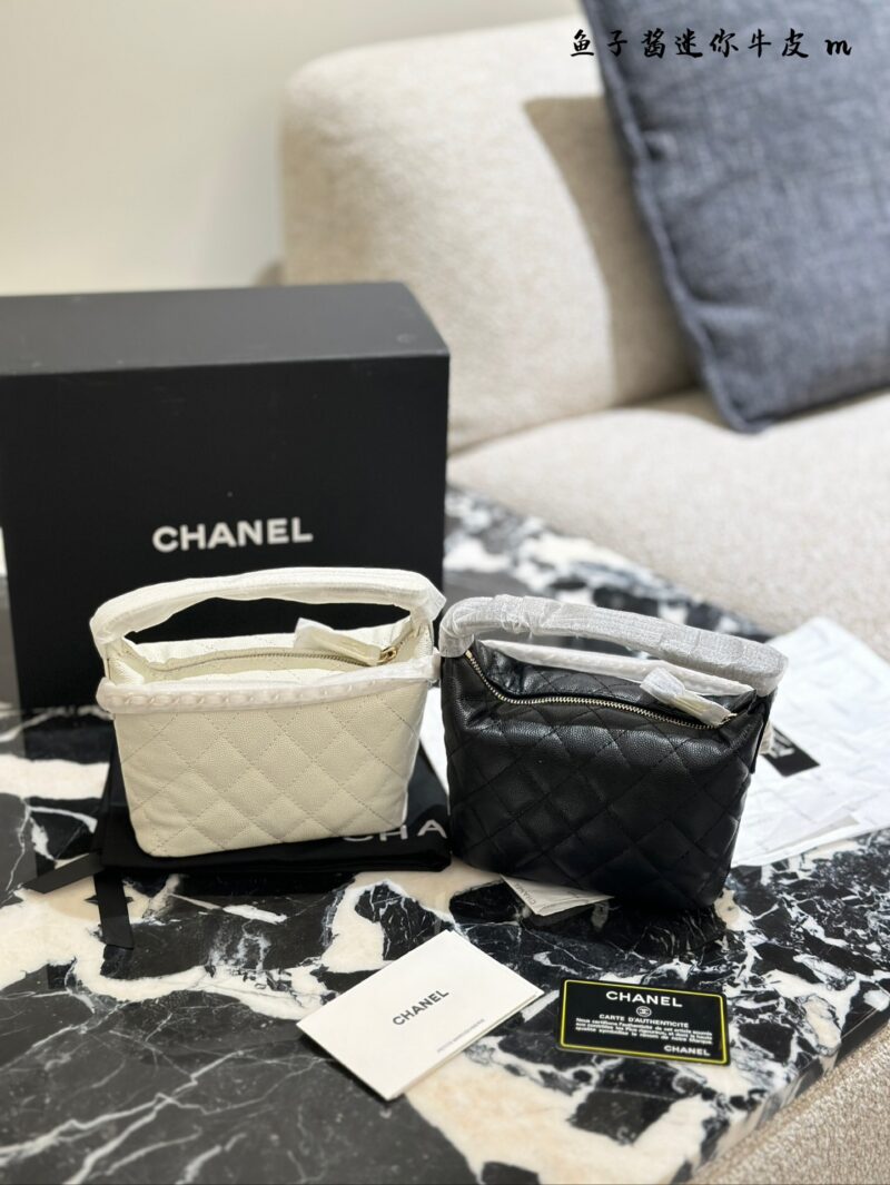 b5e546c5e6.jpg Bento bag p235
Chanel Chanel 25C Carefully Selected
The whole internet knows that the price of 24C has been indirectly adjusted. Although this cute lunch box bag belongs to small leather goods, the price allows me to climb Chanel again. It is also a ...