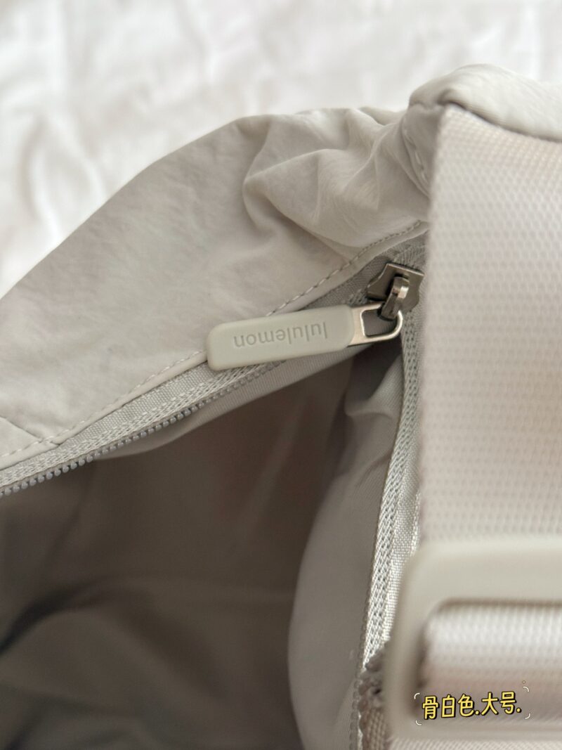b5e67a16b7.jpg 210 200 without box
Size: Width 50 * Height 25cm (Large)
Top width 40 * height 20cm (small size)
Lululemon croissants
Comparison | 6L/Bone White 13L
13L is very suitable for short distance travel,
Lightweight and portable, I personally feel that bone...