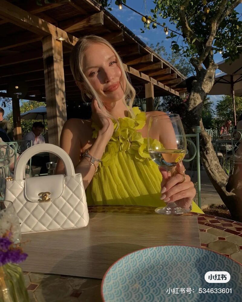 CHANE * 23 new Kelly chain bag
Kelly, the king of 23K bags, is truly a bag that has been popular for a century! Kelly bags are a well-known presence in the medieval world! Kelly handbag was born in the 1990s and is a representative of women's handb...