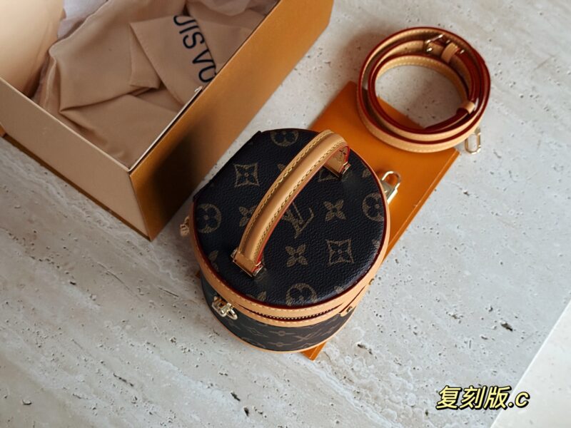 285 sets of complete packaging reprints
size：12.5*15cm
L family cans bucket bag
The newly released small account of the Wealth Bucket
So cute! Nano Money Bucket
The more you use it, the more fragrant it becomes!!!