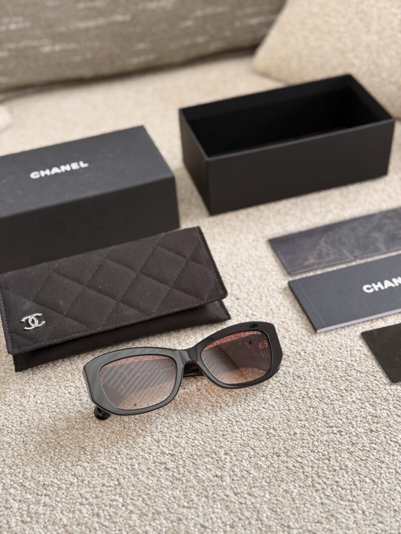 b5f4eeaf3e.jpg Chanel Sunglasses ? p220
A must-have treasure sunglasses for taking photos this summer! Every casual snap is of great quality
Why do women, being the same, appear to be full of nobility and extraordinary temperament? It turns out that Chanel 24's n...