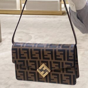 Fendi is versatile in any style of clothing, casual or professional, even down jackets, exuding a low-key and luxurious temperament.