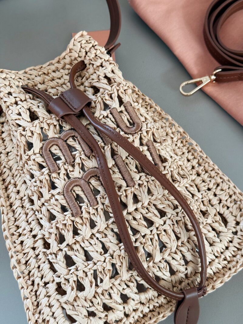 185 boxes
size：20*23cm
Miumiu Summer Limited Edition|
New woven vegetable basket
The burnt Hobo Lafite Grass
The cute cowhide iconic logo becomes a highlight, it's so beautiful