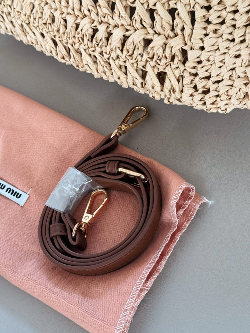 b6177ff00e.jpg 200 boxes
size:30*25cm
Miumiu Summer Limited Edition|
New woven vegetable basket
The burnt Hobo Lafite Grass
The cute cowhide iconic logo becomes a highlight, it's so beautiful
