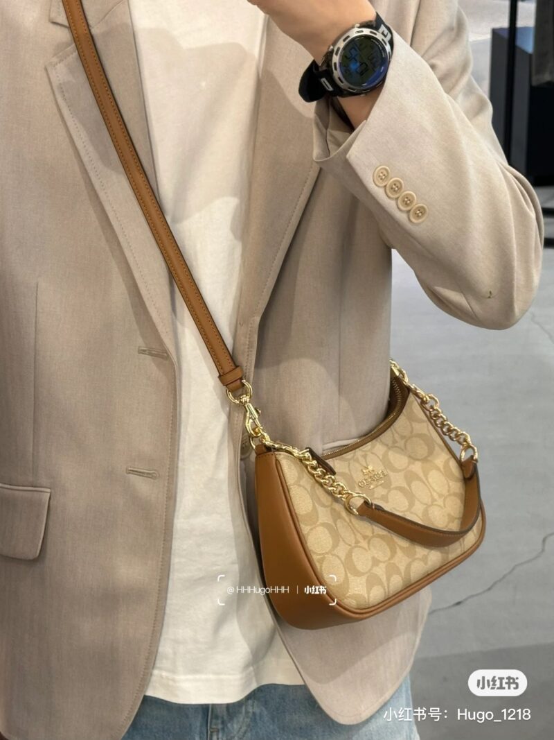 b6232884e6.jpg Coach~Underarm Bag~Milk Tea Color
There must be something in my bag during summer -This is an underarm bag
Underarm bag, definitely check out the Teri series from the Coach family
Underarm or crossbody can be used~Practical and versatile
New milk tea...