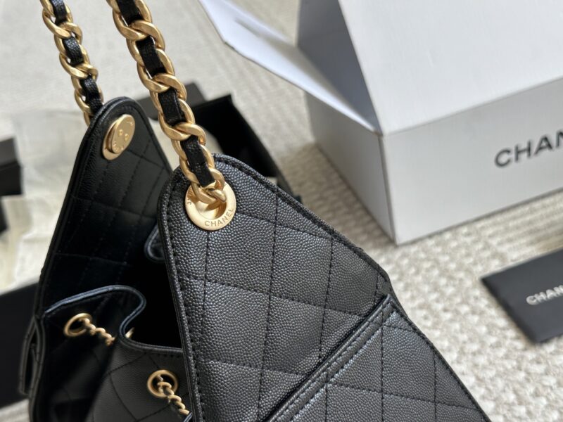 b62fec8d46.jpg 310 box
Chanel 25s Hobo mini account is really amazing!
This year's Fragrant 25s series is simply stunning ..
This Hobo is a small size, which I personally think is more everyday
The texture particles of caviar are not as heavy, but rather very delic...