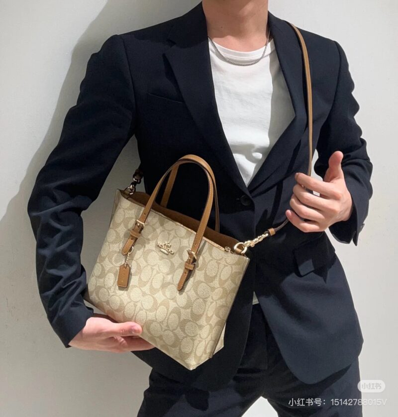 Coach Mollie 25
Open tote bag with two large compartments! Very durable.
Double layered tote bag, the texture is really amazing!!
There is a zipper in the middle that can also hold things, and the shoulder strap is specially designed to be long enoug...