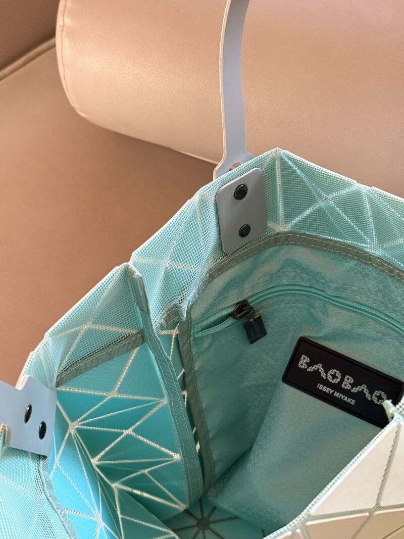 b6437f8b25.jpg 200 no box upgrade
issey miyake BAOBAO
Miyake Life 6x6 Shopping Bag
Size 34x34cm ??
Perfect for summer
Light and convenient, small and fresh~