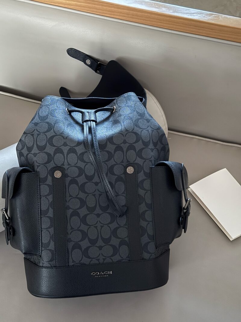 b648bad14e.jpg 260 without box
size:30*40cm
Choose this one! Sending my boyfriend!
C Classic Charcoal Black Grey Backpack
Old flower spliced cowhide!
The overall texture is very good!
Very atmospheric! The structure feels great!
The sense of hierarchy is also gre...