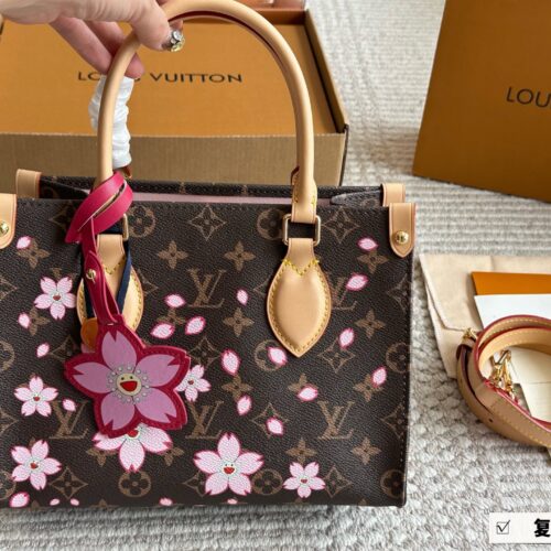 245 Sakura Limited Edition
size：25*20cm
The highly anticipated
L Home OnTheGo Small Account
Finally, my dream has come true
Little sisters, look
This small tote is your life bag