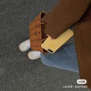 Burberry lunch box bags are really popular. The designer is a genius who never expected the clothesline to match the bag Designers are really imaginative. Burberry's latest lunch box bag is really popular, with a retro feel added to the dark green color!