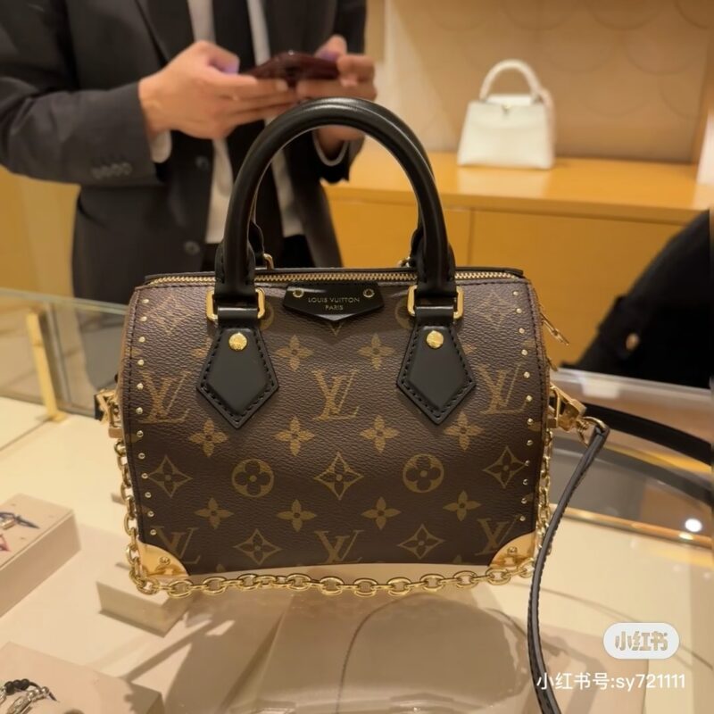 b66dedafbd.jpg " LV Speedy Trunk20 Hardware Edition
Speedy trunk 20 pillow bag for fashion show boutique
Fashionable, exquisite, retro, noble and elegant
Concave shaped carrying It's absolutely amazing! It looks absolutely stunning!
Old flowers are getting on my he...