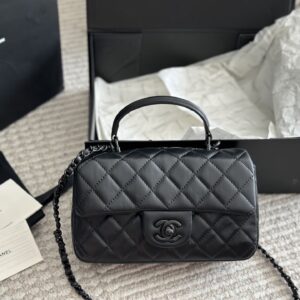 230 box
size ：20*12cm
Xiaoxiangjia Chanel 23k Leather Chain Handle CF Upgrades Classic~
Can be carried by hand! The bag is very practical!
Sheepskin with light gold buckle, elegant and princess like!