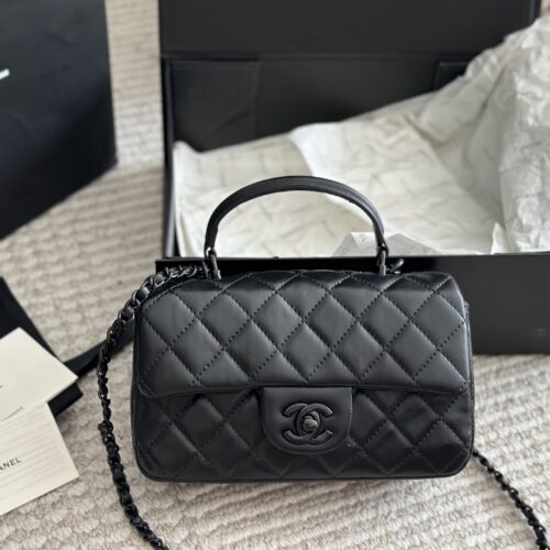 230 box
size ：20*12cm
Xiaoxiangjia Chanel 23k Leather Chain Handle CF Upgrades Classic~
Can be carried by hand! The bag is very practical!
Sheepskin with light gold buckle, elegant and princess like!