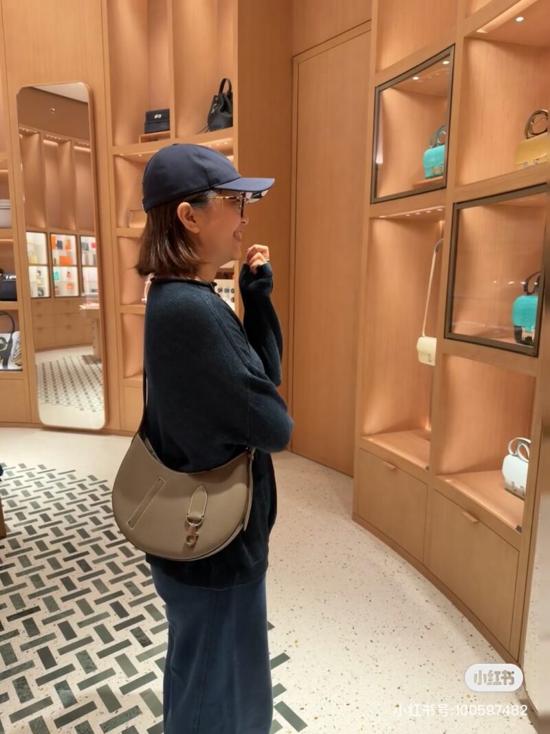 Heartthroated with true love, I dug up the Hermes Arcon Moon Bag from my wealthy sister's house and found it. It's carved with a W-cut and made of elephant grey togo leather, it's really beautiful.
The size is about 28 * 19 centimeters, very small an...