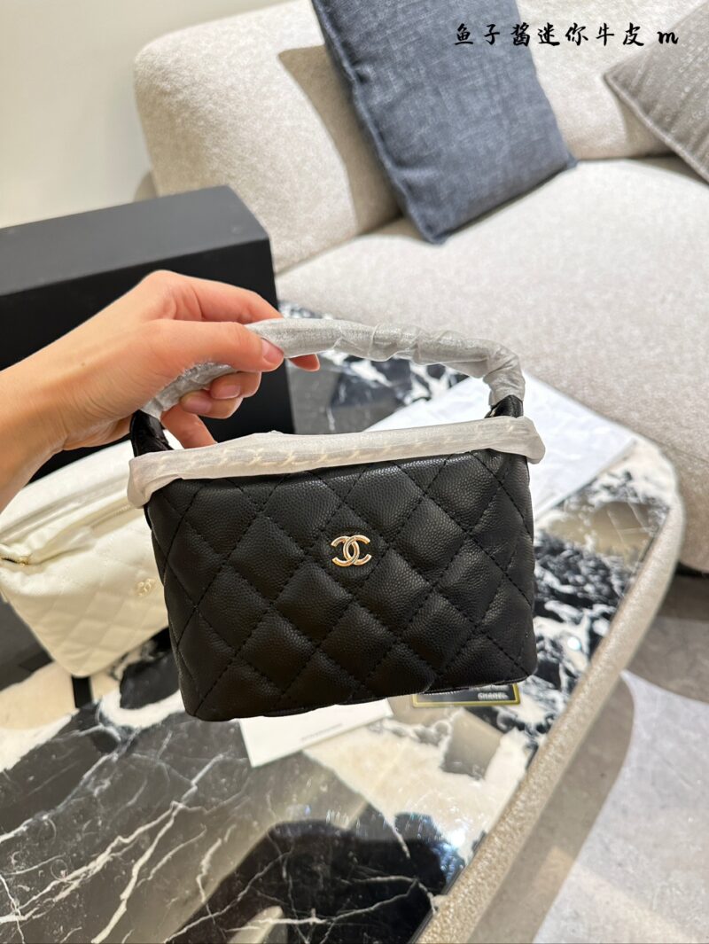 b68d116a97.jpg Bento bag p235
Chanel Chanel 25C Carefully Selected
The whole internet knows that the price of 24C has been indirectly adjusted. Although this cute lunch box bag belongs to small leather goods, the price allows me to climb Chanel again. It is also a ...