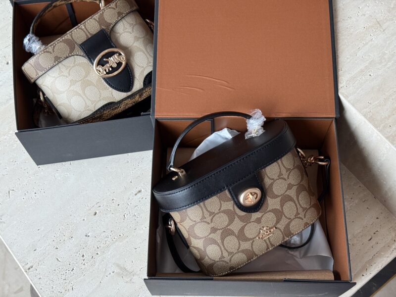 b698261adc.jpg 225 boxes
size:19*13cm
C's new model Georgie
Limited edition presbyopia box bag,
This one exudes a high-end texture,
And it's super versatile.
It's time to give yourself a seasonal bag~
Original hardware! Order version!