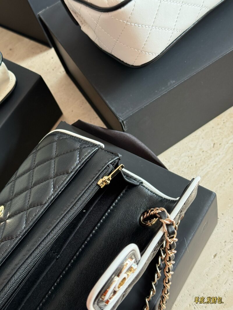 b69b581475.jpg 275 box sheepskin
Size: 20 * 12cm (large)
18 * 13cm (small)
Xiaoxiangjia 25P New Manga WoC Wealth Bag
It's really beautiful .….
The physical object is super cute
Do you prefer white or black borders?