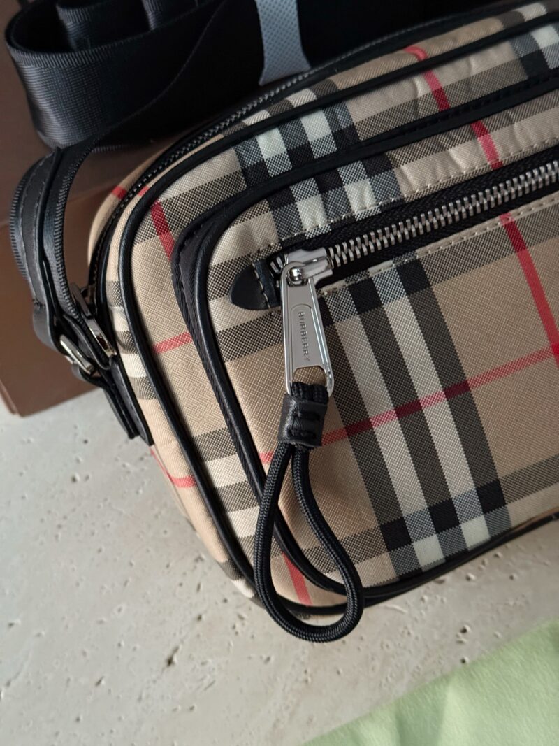 b6a014bc8a.jpg 190 pairs folding gift box
Size: 22 * 15cm
Bur Classic Grid Camera Bag
Traveling and working from home is very convenient!
One that my boyfriend really likes!
This is a product that can be used by children, boyfriends, girlfriends, uncles, and aunties!
