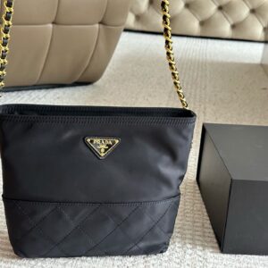 240 boxes
size：20cm
Prada Hobo Vintage Underarm Bag
Zhuzhu nylon chain bag of the same style!
Minimalist yet sophisticated chain bag
Being carried by the celebrity Zhu Zhu immediately became popular!
Nylon is lightweight, practical, durable, and ea...