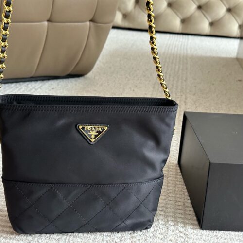 240 boxes
size：20cm
Prada Hobo Vintage Underarm Bag
Zhuzhu nylon chain bag of the same style!
Minimalist yet sophisticated chain bag
Being carried by the celebrity Zhu Zhu immediately became popular!
Nylon is lightweight, practical, durable, and ea...